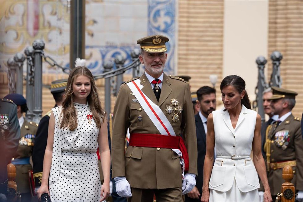 Archivo - (I-D) La Princesa Leonor, el Rey Felipe VI y la Reina Letizia durante el acto de entrega de Reales Despachos y nombramientos de los nuevos oficiales del Ejército de Tierra y de la Guardia Civil, en la Academia General Militar de Zaragoza