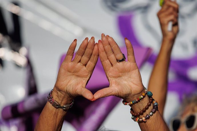 Archivo - Una persona hace un símbolo feminista con las manos durante una manifestación en Madrid (España). 