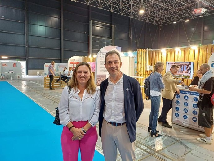 Lconsejero de Ordenación de Territorio, Urbanismo, Vivienda y Derechos Ciudadanos del Principado de Asturias, Ovidio Zapico, y la presidenta de FADE, María Calvo, en el I Foro Empleo Industria para la Construcción, en Gijón.