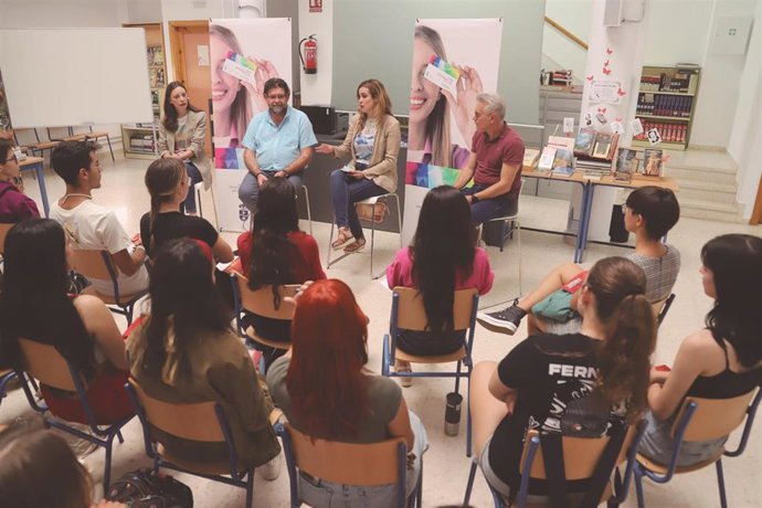 Concejales municipales de La Rinconada presentan el 'Bono Cultura Joven' en un IES de la localidad.