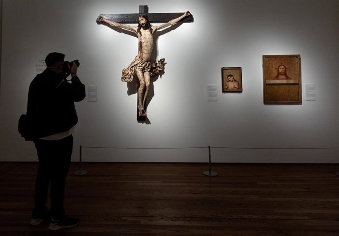 Un hombre toma fotos durante la presentación de la exposición El espejo perdido. Judíos y conversos en la España Medieval en el Museo Nacional del Prado