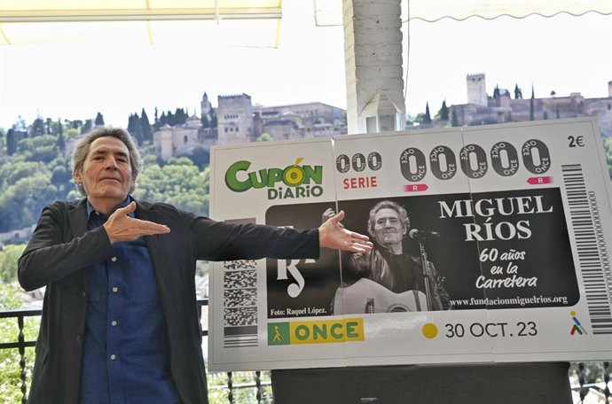 Miguel Ríos junto a la imagen del cupón de la ONCE.