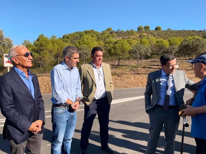 Autoridades en la inauguración de la carretera 'Y Reserva del Cíjara'