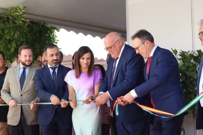 El presidente de Iprodeco, Félix Romero (segundo por la dcha.), en la inauguración de 'EnBarro'.