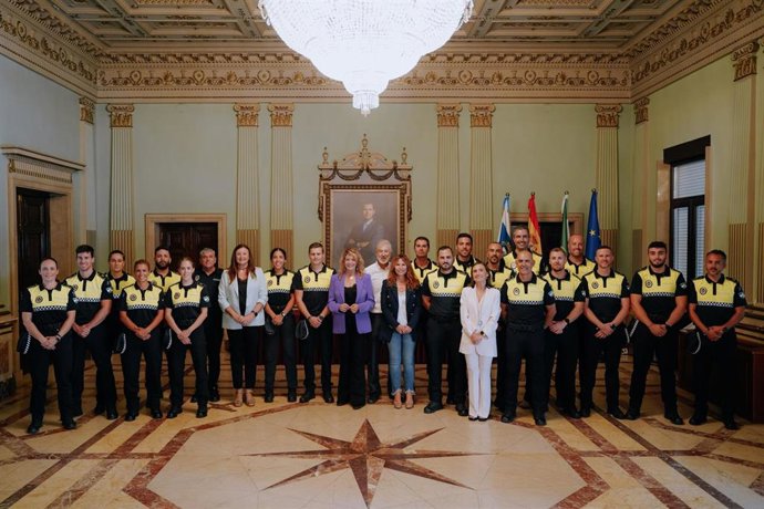 Un total de 19 policías locales de Huelva toman posesión de su cargo en el Ayuntamiento.