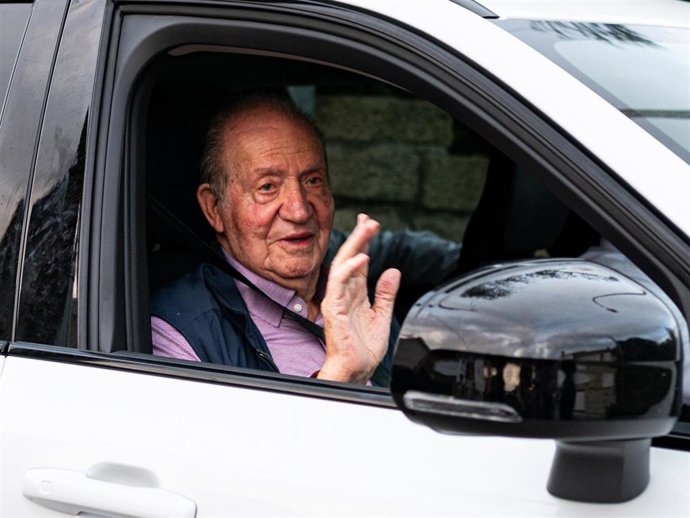 El rey Juan Carlos  saluda a su salida en coche de casa de Pedro Campos hacia el aeropuerto de Vigo