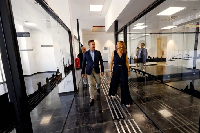 La alcaldesa, Natalia Chueca, junto al consejero municipal de Urbanismo, Víctor Serrano.