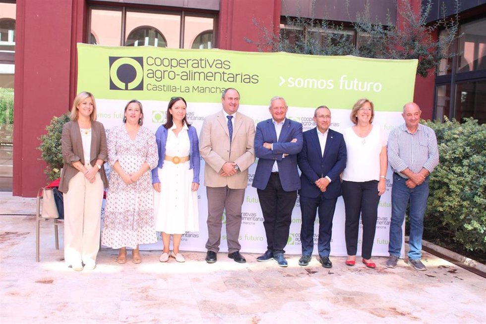 Cooperativas se reúne con el consejero de Agricultura, Ganadería y Desarrollo Rural, Julián Martínez Lizán.