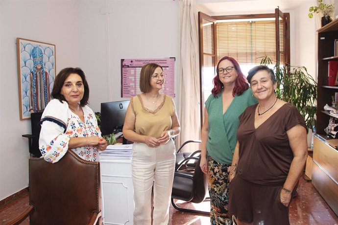 La diputada de Igualdad de la Diputación de Cáceres, Antonia Molina, se ha reunido con representantes de diversas asociaciones
