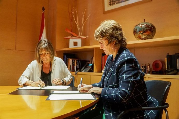 La consellera d'Educació de la Generalitat, Anna Simó, i l'alcaldessa de l'Hospitalet de Llobregat, Núria Marín