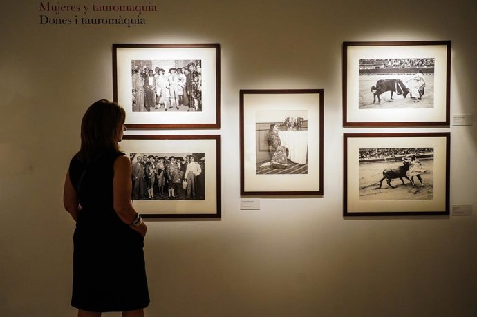 Una mujer durante la inauguración de la exposición 'La memoria taurina. El Tiempo de González Martí 1877-1972', en el Museo Nacional de Cerámica y Artes Suntuarias González Martí, 