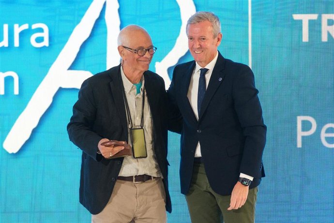 O arquitecto Pedro de Llano e o presidente da Xunta, Alfonso Rueda, nos Premios de Arquitectura de Galicia 2023