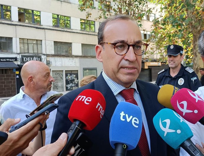 El alcalde de Cáceres, Rafael Mateos, atiende a los medios