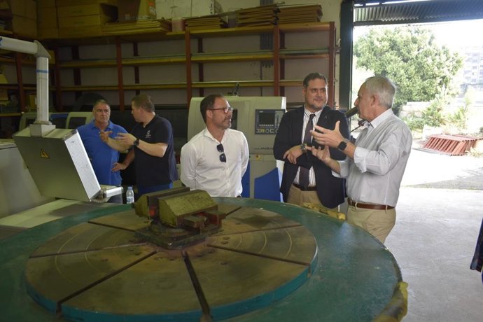 Alonso visita las instalaciones del IES Alhamilla tras la donación de Michelin