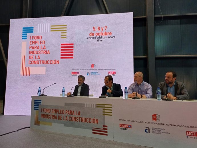 El consejero de Fomento, Cooperación Local y Prevención de Incendios, Alejandro Calvo (izda), participa en el I Foro Empleo de la Industria de la Construcción, en el recinto ferial gijonés 'Luis Adaro'.