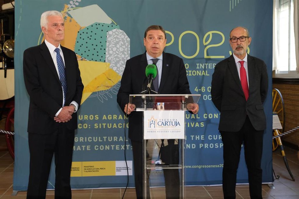 El ministro de Agricultura, Pesca y Alimentación en funciones, Luis Planas, atiende a los medios en Jerez de la Frontera.