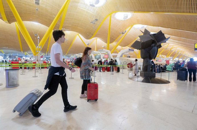 Archivo - Un grupo de personas caminan por uno de los pasillos de las instalaciones de la terminal T4 del aeropuerto de Adolfo Suárez-Madrid Barajas, a 28 de abril de 2023, en Madrid (España).  