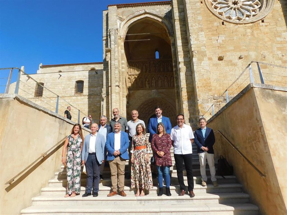 La alcaldesa de Pamplona, Cristina Ibarrola, junto al resto de participantes en la Junta Directiva de la Asociación de Municipios del Camino de Santiago