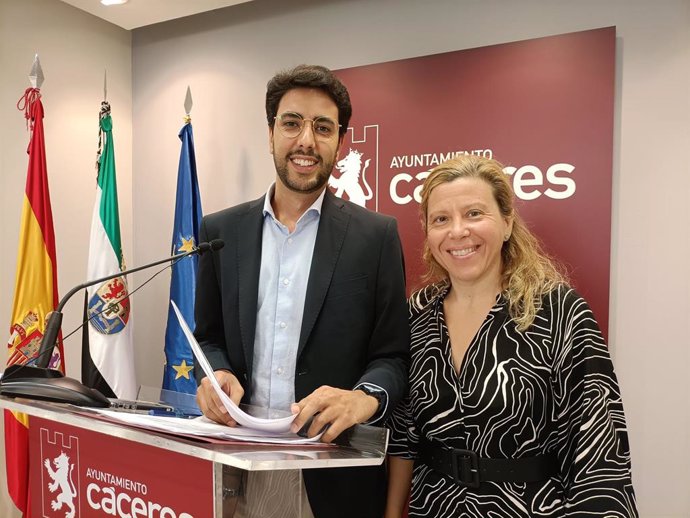 El concejal de Economía de Cáceres, Ángel Orgaz, y la de Participación Ciudadana, Jacobi Ceballos