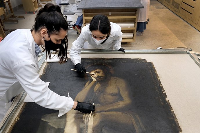 Archivo - Alumnos restauran un cuadro