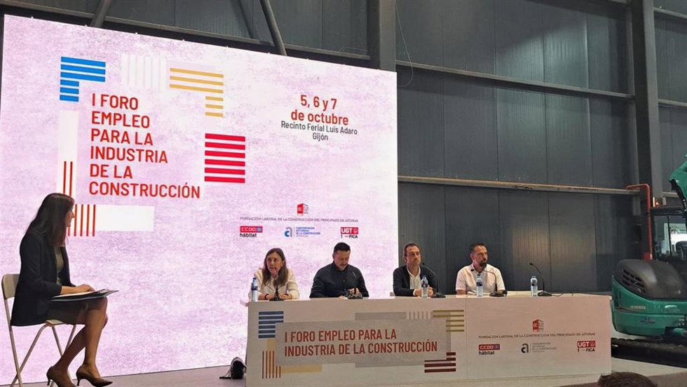 El consejero de Ordenación de Territorio, Urbanismo, Vivienda y Derechos Ciudadanos del Principado de Asturias, Ovidio Zapico (dcha), en el I Foro Empleo Industria para la Construcción, en el recinto ferial gijonés 'Luis Adaro.