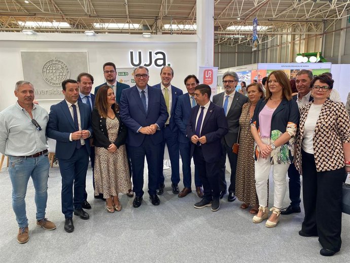 Ruiz (c), junto a diversas autoridades, en el estand de la UJA en Tierra Adentro.