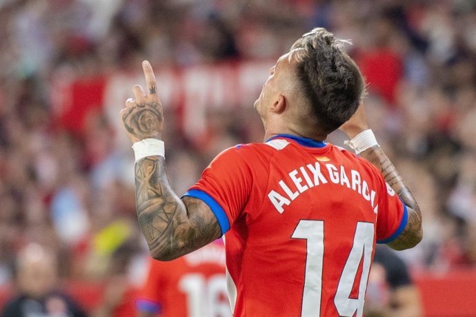 Archivo - 26 August 2023, Spain, Seville: Girona's Aleix Garcia celebrates scoring his side's second goal during the Spanish Division Primera soccer match between Sevilla FC aand Girona FC at Ramon Sanchez-Pizjuan Stadium. Photo: Juan Jose Ubeda/LaPress