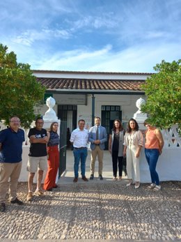 Visita del delegado de Desarrollo Educativo y Formación Profesional a las  'Aulas del Futuro' de Cañaveral de León e Hinojales.