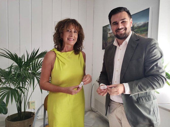 El delegado territorial de Agricultura, Pesca, Agua y Desarrollo Rural de la Junta de Andalucía, Francisco Moreno, entrega las llaves del silo de Olvera a la alcaldesa de este municipio, Remedios Palma.