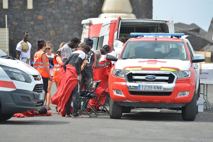 Varias personas son atendidas por los servicios sanitarios, en el muelle de La Restinga, a 4 de octubre de 2023, en El Hierro