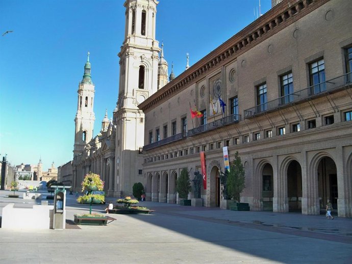Archivo - Fachada del Ayuntamiento de Zaragoza