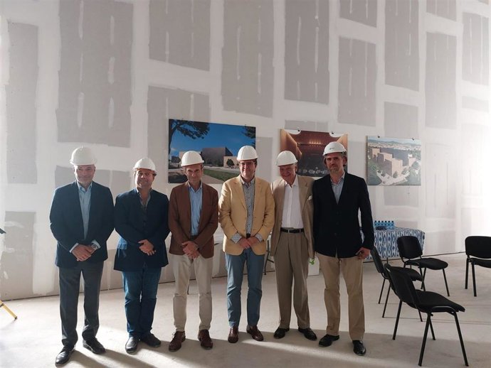 El conseller de Turismo, Cultura y Deportes, Jaume Bauz, visita las obras de la nueva sede de la Orquesta Sinfónica de Baleares