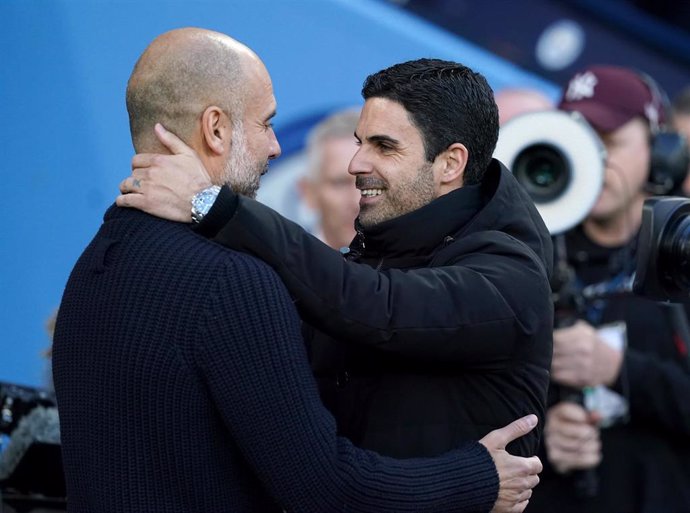 Archivo - Manchester City manager Pep Guardiola (L) and Arsenal manager Mikel Arteta embrace prior to the start of the English Premier League match between Manchester City and Arsenal at the Etihad Stadium