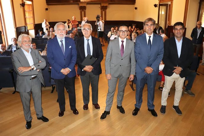 El conselleiro de Medio Rural, José González, en el  XXVIII Congreso Nacional y XIX Congreso Iberoamericano de Historia da Veterinaria