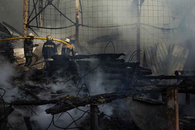 Archivo - Bomberos ucranianos durante las labores de extinción del fuego provocado en el mercado de Barabashovo, en Jákov, por un bombardeo ruso.