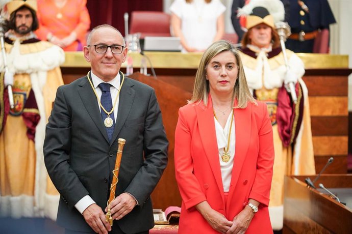 Archivo - Basterra, junto al diputado general de Álava, Ramiro González