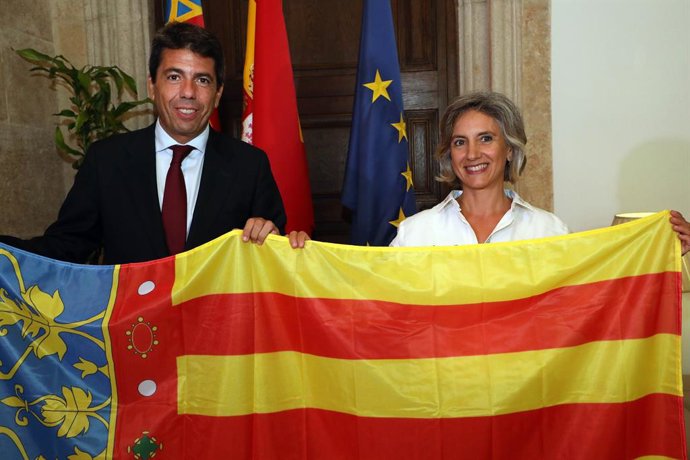 El president de la Generalitat, Carlos Mazón, i Anna Blanco, supervivent de cncer i única valenciana en la novena edició del repte Pelayo Vida