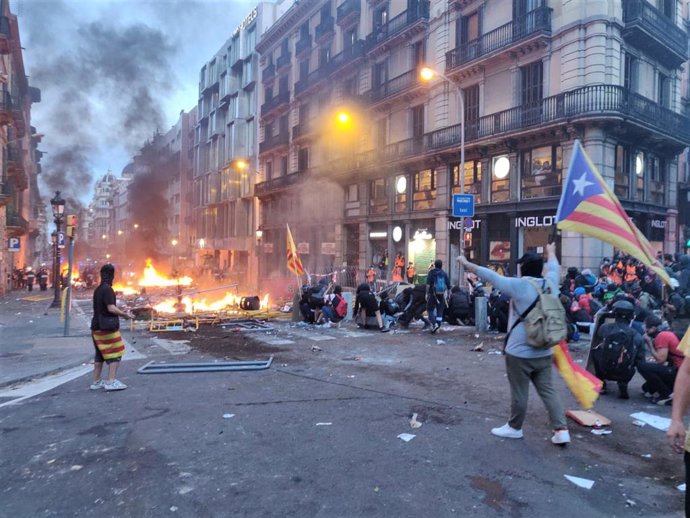 Archivo - Manifestantes en de la Via Laietana en Barcelona que protestan en los alrededores de la Jefatura de la Policía Nacionl contra la sentencia que condenó a los líderes del procés en 2019