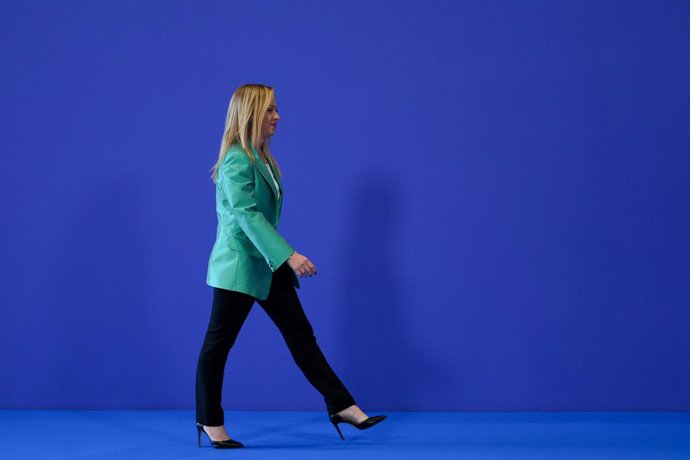 El presidente del Gobierno en funciones, Pedro Sánchez,que actúa como anfitrión, saluda a la presidenta de Italia, Giorgia Meloni,, en la reunión informal de Jefes de Estados o de Gobierno de la Unión Europea que asisten a la III Cumbre de la Comunidad