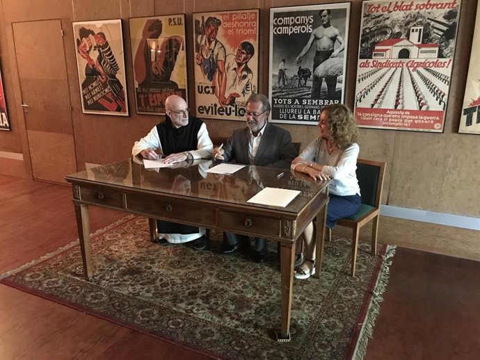 El periodista y escritor Jesús Conte firma la donación de su fondo de documentación histórica y política al Arxiu Montserrat Tarradellas i Maci del Monestir de Poblet (Tarragona)