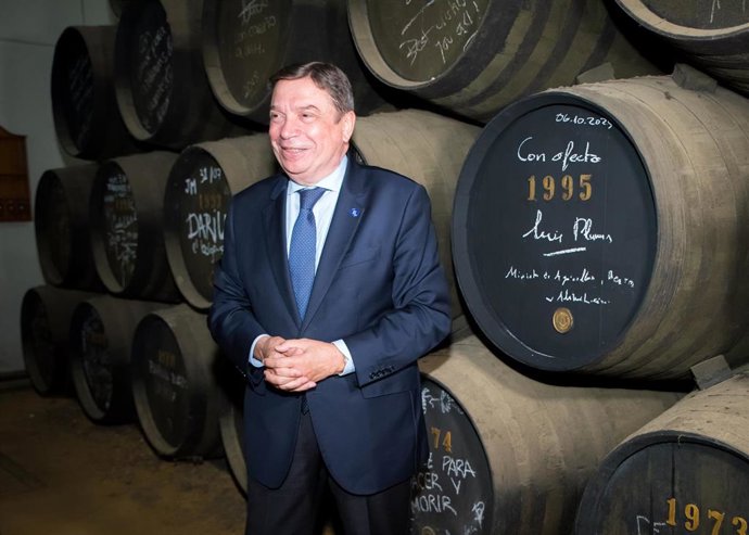 Archivo - El ministro de Agricultura, Luis Planas, visita las Bodegas Williams & Humbert, una de las empresas emblemáticas del Marco de Jerez.