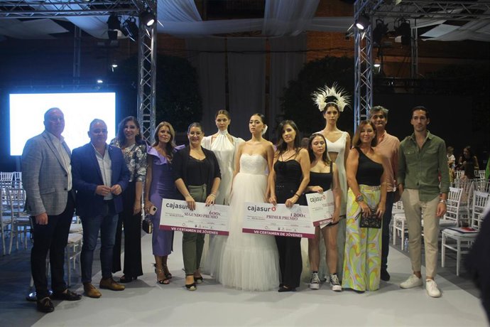 Foto de familia tras el Certamen de Jóvenes Diseñadores Fuente Palmera de Boda.