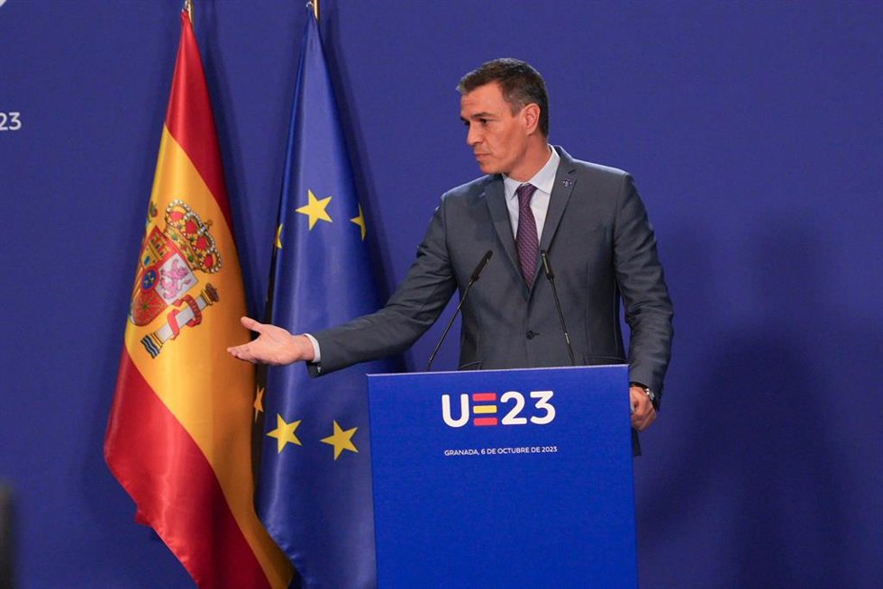 El presidente del Gobierno en funciones, Pedro Sánchez,  en la rueda de prensa posterior a la  reunión informal de Jefes de Estados o de Gobierno de la Unión Europea que asisten a la III Cumbre de la Comunidad Política Europea (CPE)