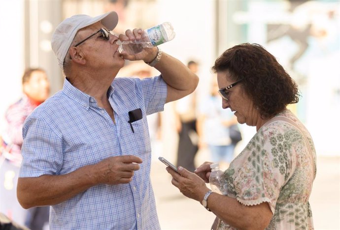 Una persona bebe agua para refrescarse ante las altas temperaturas, a 6 de octubre de 2023, en Madrid (España). Anomalías de altas temperaturas sin precedentes registradas a nivel global durante el mes de septiembre hacen que 2023 vaya camino de ser el 