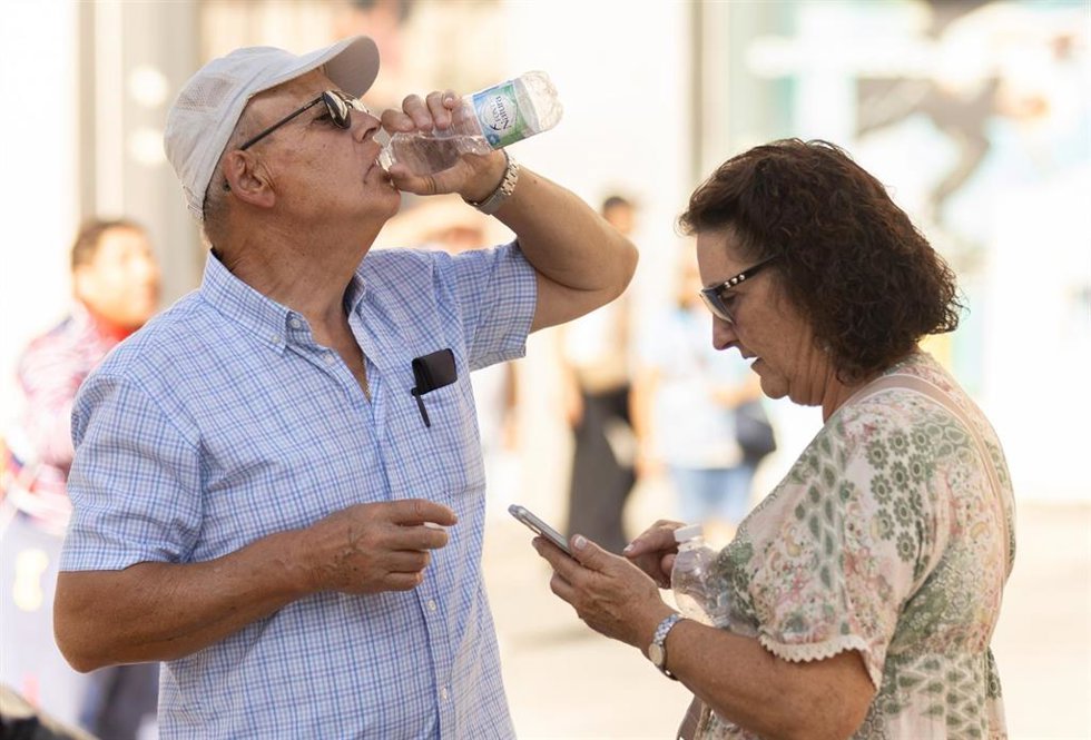 Una persona bebe agua para refrescarse ante las altas temperaturas, a 6 de octubre de 2023, en Madrid (España). Anomalías de altas temperaturas sin precedentes registradas a nivel global durante el mes de septiembre hacen que 2023 vaya camino de ser el 