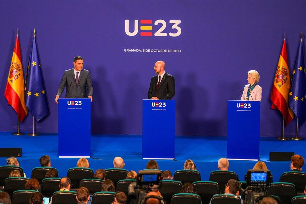 El presidente del Gobierno en funciones, Pedro Sánchez (i); la  presidenta de la Comisión Europea, Ursula von der Leyen, y el presidente del Consejo Europeo, Charles Michel (c), en la rueda de prensa posterior a la  reunión informal de socios de la UE