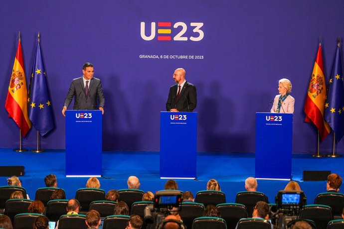 El presidente del Gobierno en funciones, Pedro Sánchez (i); la  presidenta de la Comisión Europea, Ursula von der Leyen, y el presidente del Consejo Europeo, Charles Michel (c), en la rueda de prensa posterior a la  reunión informal de Jefes de Estados 