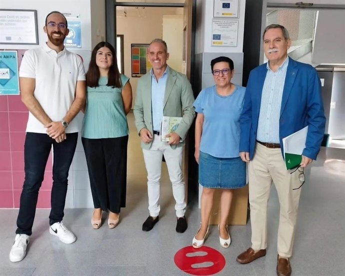 Martínez (centro) y Viso (dcha.) en el IES montillano donde se ha celebrado la actividad.