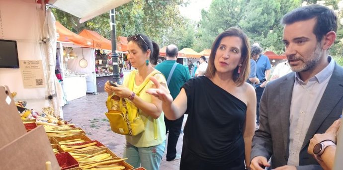 La plaza de los Sitios vuelve a convertirse en las fiestas del Pilar en el epicentro de la artesanía aragonesa