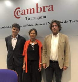 Xavier Artal, miembro del Comité Ejecutivo de la Cámara de Tarragona; Dolors Setó y Paco Lari, director general de Salud y Trabajo.